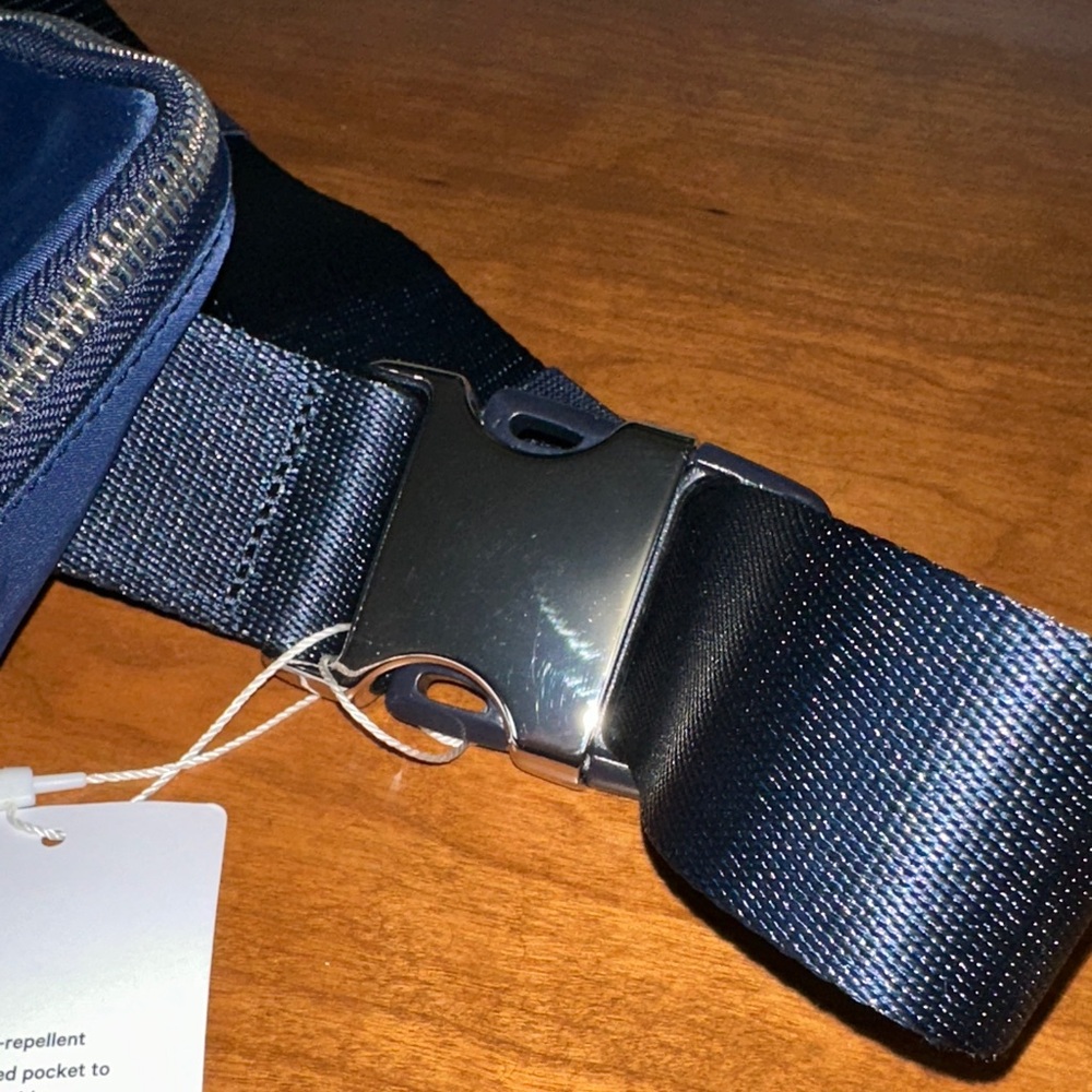 lululemon athletica Navy Everywhere Belt Bag with metal hardware NWT - Picture 7 of 11